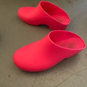 Calzuro clog bright pink size 35-36 (I’m a 6.5)